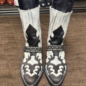 Mescalero sz 9.5 Distressed leather and calf hair Black and White Western Boots